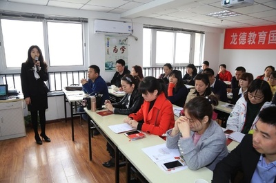 融合國(guó)學(xué)智慧與作文創(chuàng)新——龍德教育《華銘國(guó)學(xué)》與《晶睿作文》項(xiàng)目推介會(huì)